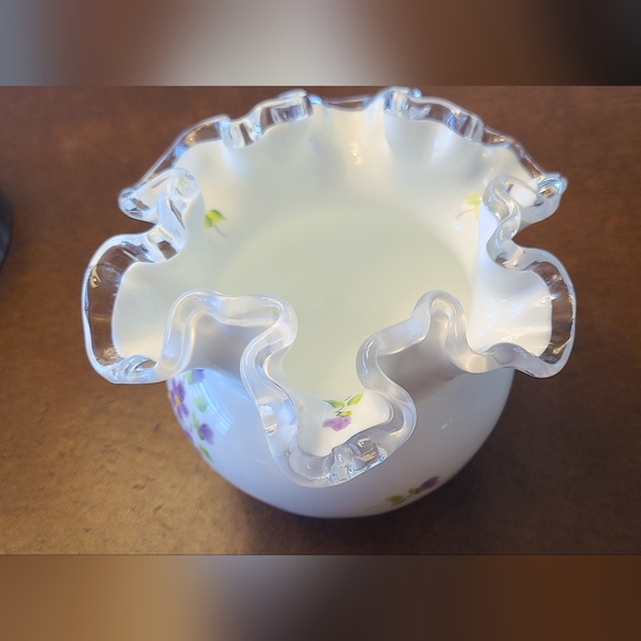 Vintage 70s Fenton "Violets in the Snow" Silvercrest ruffled vase🐣 - Picture 3 of 6